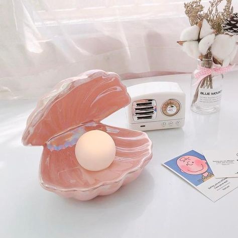 PearlGlow: Ceramic Shell Night Light for Elegant Bedroom Decor